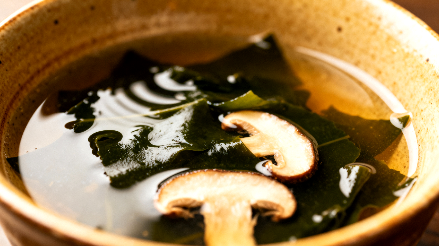 Miso-Suppe mit Wakame-Algen und Shiitake-Pilzen"
